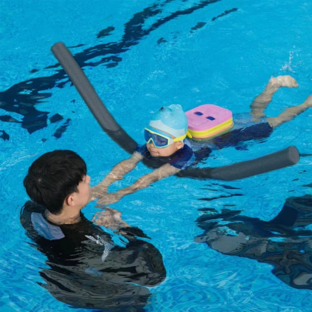 Foam Pool Noodle - แท่งโฟมลอยน้ำแบบยืดหยุ่น อุปกรณ์ช่วยพยุงตัวในน้ำ โฟมนู๊ดเดิ้ลสำหรับเล่นน้ำ แท่งโฟมสำหรับฝึกกีฬาทางน้ำ ออกกำลังกาย เด็กและผู้ใหญ่
